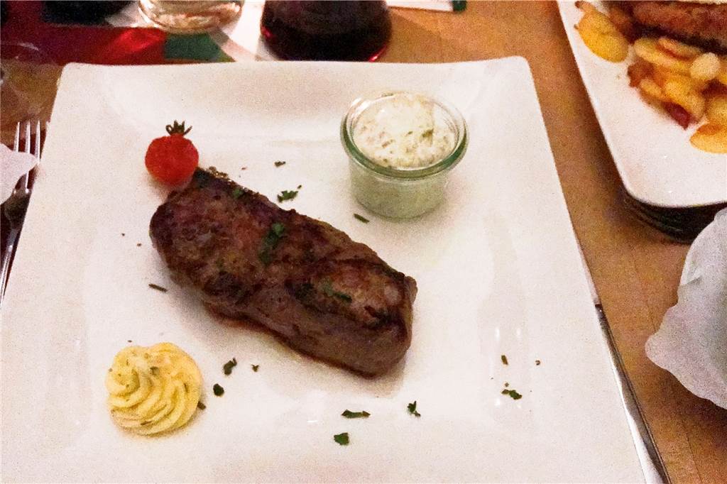 Meyerinks verwöhnen mit gutem Essen und ganz viel Herzlichkeit Besonders zart, das Rumpfsteak "Hofmeister".