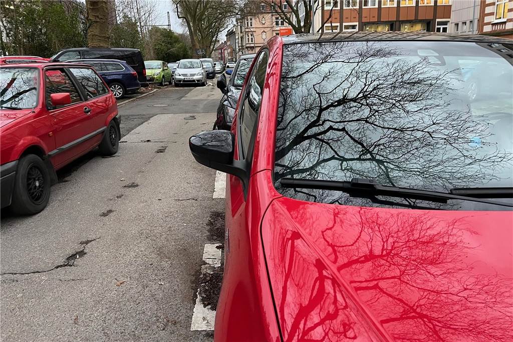 Radschnellweg: Keine Brücke, dafür eine Ampel und weniger Parkplätze Besonders zugeparkt und eng für Radfahrer: die Sonnenstraße an der FH. Insgesamt werden durch den Umbau fast 200 Parkplätze wegfallen.