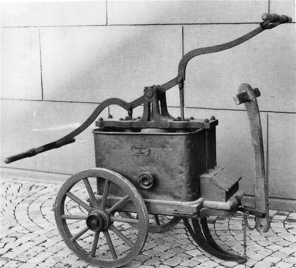 Eine alte mobile Wasserpritze.