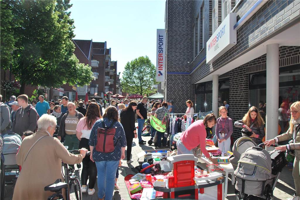 Erstmals im Frühsommer: Flohmarkt lockt Trödler in die Werner Innenstadt Besser besucht als letztes Jahr: Viele Schnäppchenjäger waren auf der Suche nach einem Fang, hier in der Konrad-Adenauer-Straße.
