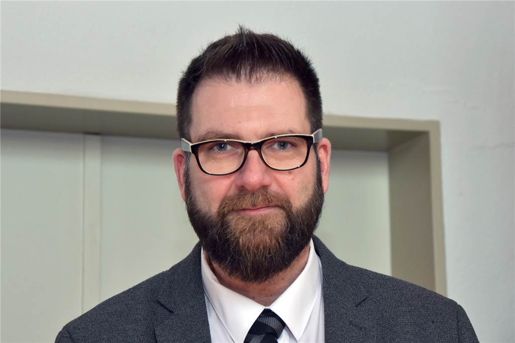 Tod ist ihr Beruf: Die sich wandelnde Welt der Bestatter Bestatter Frank Modler (49) hält auch Trauerreden.