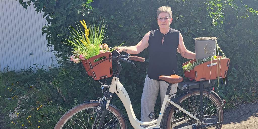Bestatterin Birgit Mertens aus Haltern: Mit dem Fahrrad auf eine letzte Tour Bestatterin Birgit Mertens bietet Beisetzungen mit dem Fahrrad an.