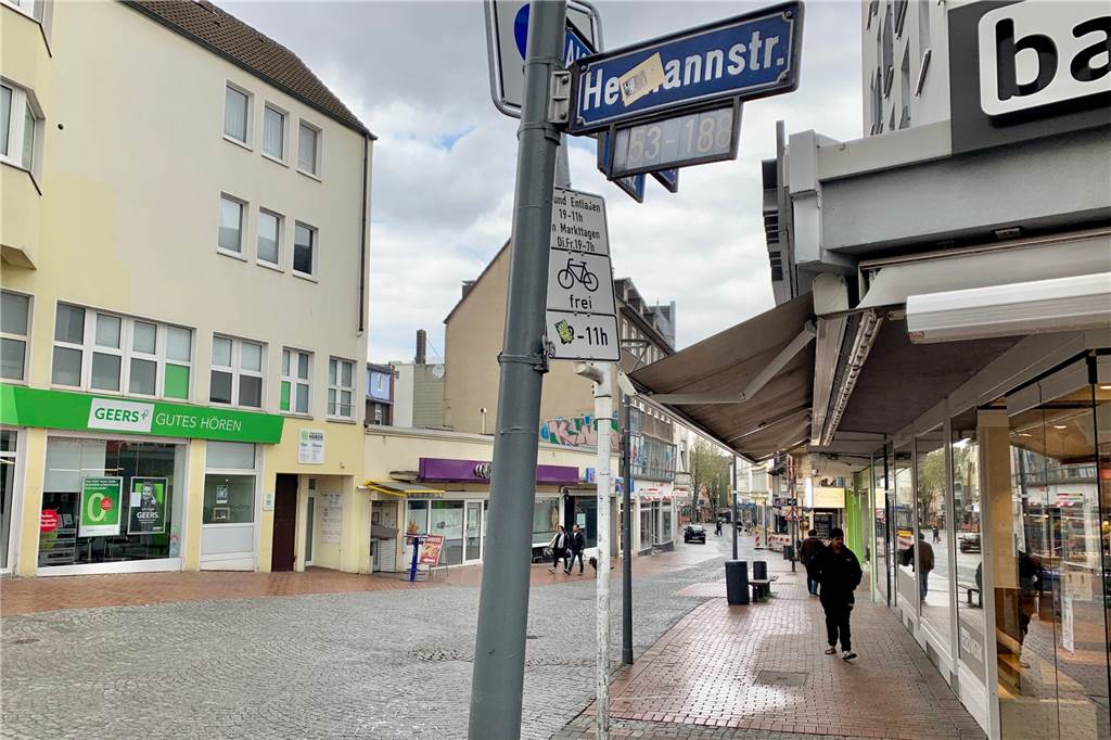Einsam in der leeren City: Hörder Kultpommesbude trotzt Corona Beste Einkaufszeit in Hörde, trotzdem ist nichts los an der Ecke Hermannstraße/Alfred-Trappen-Straße.