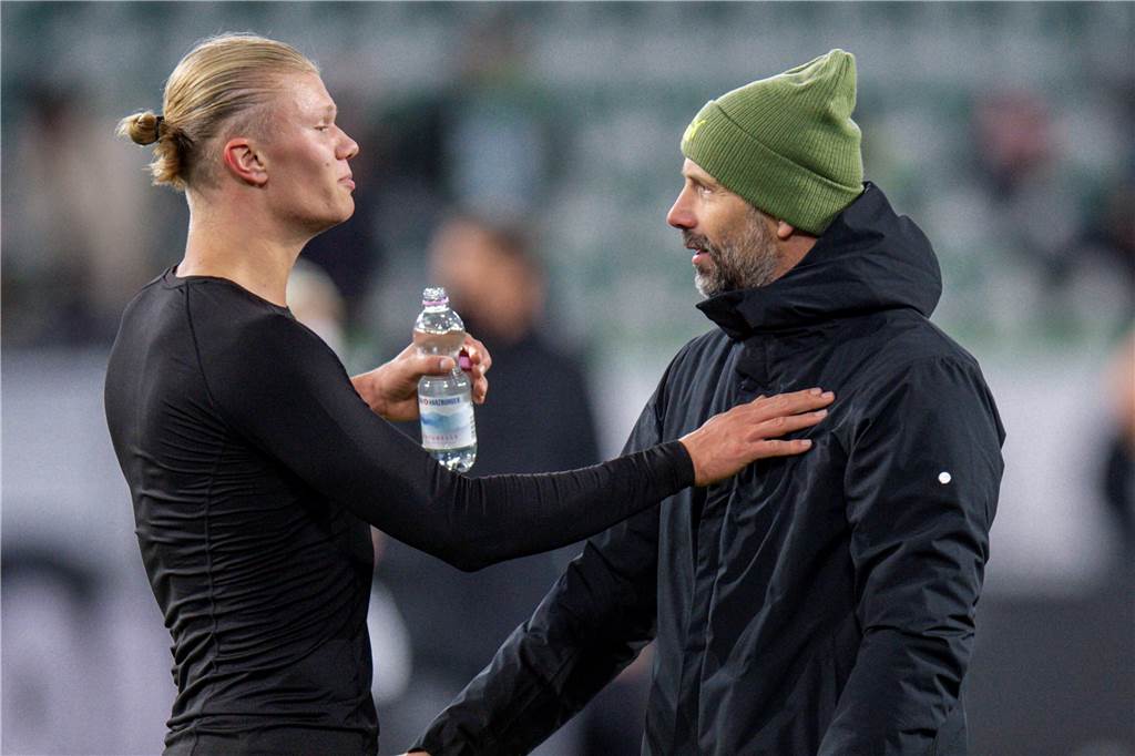 Erling Haaland ist zurück - Topstürmer gibt dem BVB mehr als nur Tore Beste Laune bei BVB-Trainer Marco Rose (r.) und Erling Haaland.
