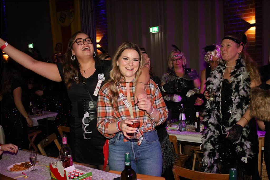 Beste Laune herrschte bei der Damensitzung in Olfen.