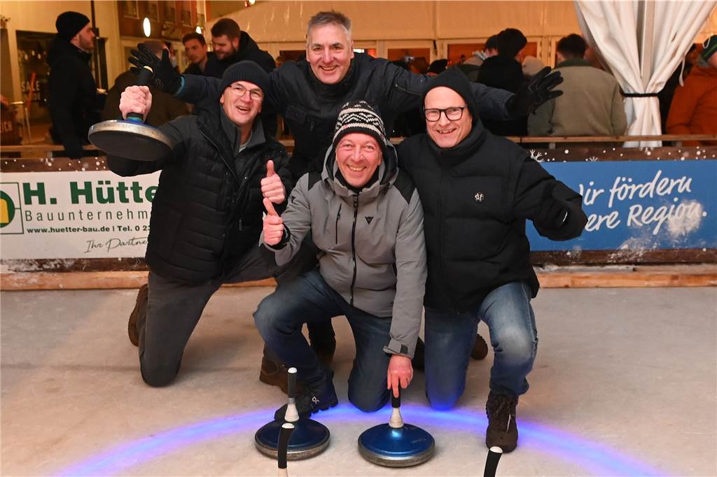 Team „Pfeffiliebe“ gewinnt Eisstockmasters bei der ersten Teilnahme Beste Laune trotz Finalniederlage: das "Team Borkenberge".