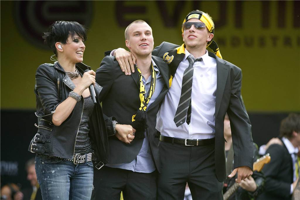 Beste Partylaune: Sängerin Nena, Kevin Großkreutz und Marco Stiepermann feiern die Meisterschaft 2010/11 von Borussia Dortmund.
