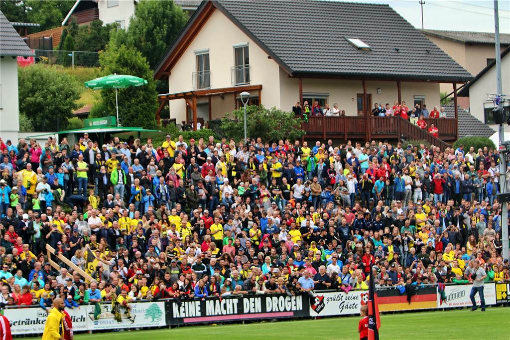 Schweinberg im Ausnahmezustand: 5000 Fans feiern sich und den BVB Beste Sicht für die Fans auf der Tribüne - und auf dem Balkon.