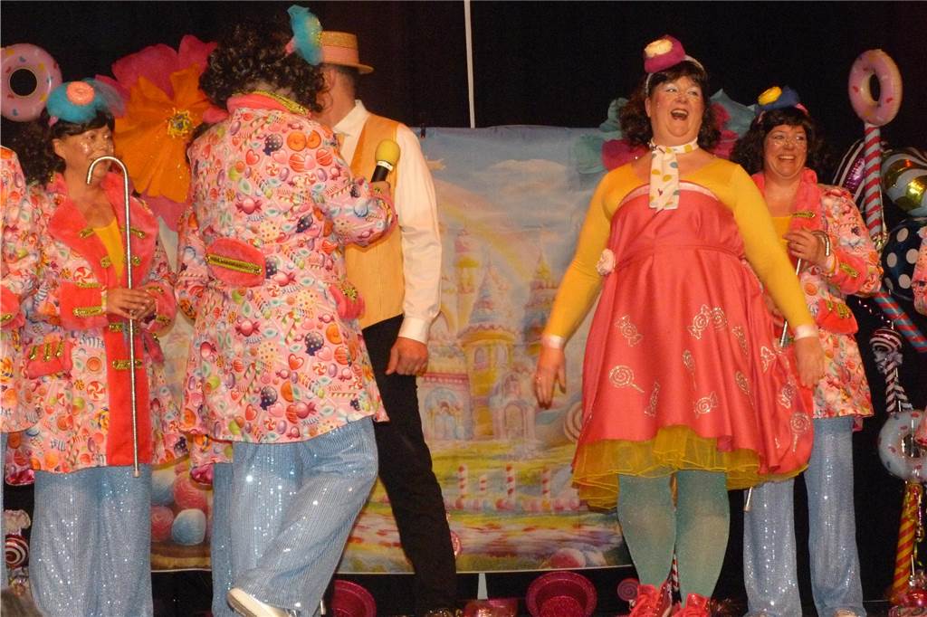 Beste Stimmung auf der Bühne und im Saal beim Pfarrkarneval in Olfen.