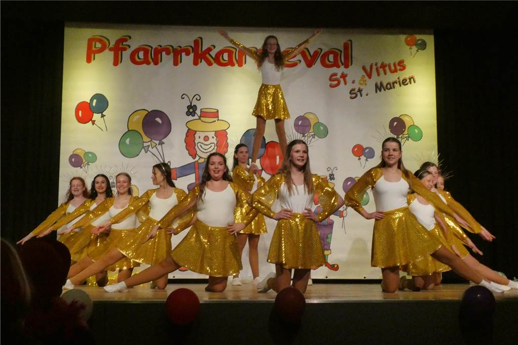 Beste Stimmung auf der Bühne und im Saal beim Pfarrkarneval in Olfen.