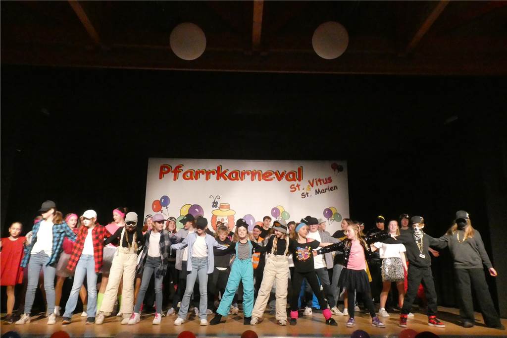 Beste Stimmung auf der Bühne und im Saal beim Pfarrkarneval in Olfen.