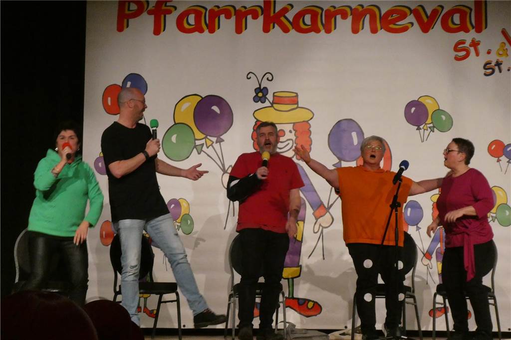 Beste Stimmung auf der Bühne und im Saal beim Pfarrkarneval in Olfen.