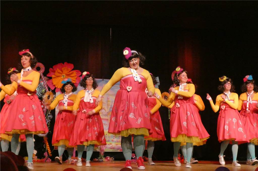 Beste Stimmung auf der Bühne und im Saal beim Pfarrkarneval in Olfen.