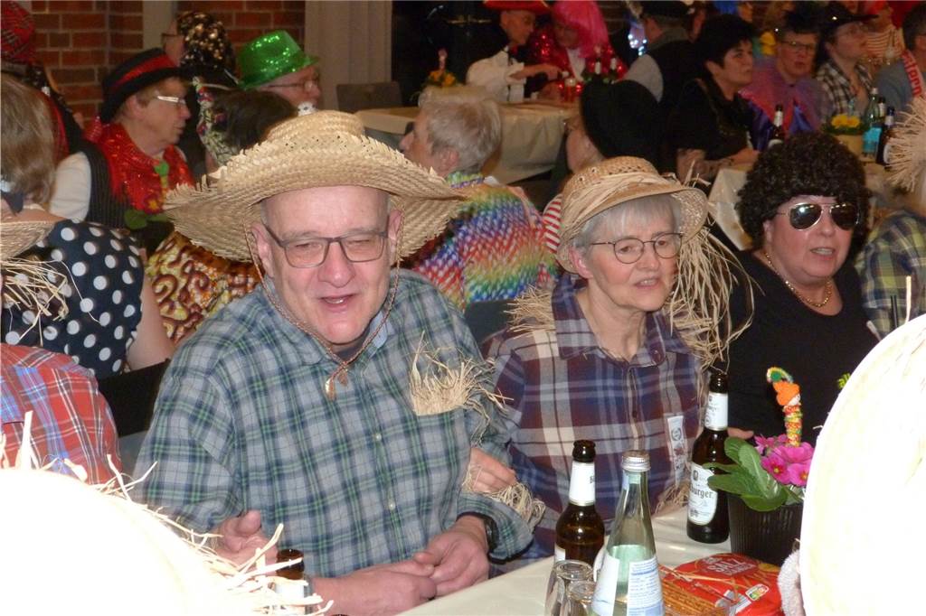 Beste Stimmung auf der Bühne und im Saal beim Pfarrkarneval in Olfen.