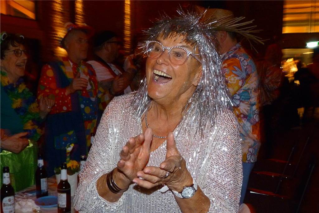 Beste Stimmung auf der Bühne und im Saal beim Pfarrkarneval in Olfen.