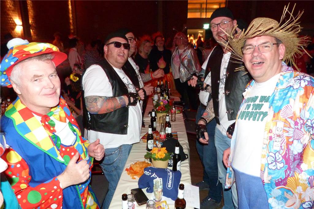 Beste Stimmung auf der Bühne und im Saal beim Pfarrkarneval in Olfen.