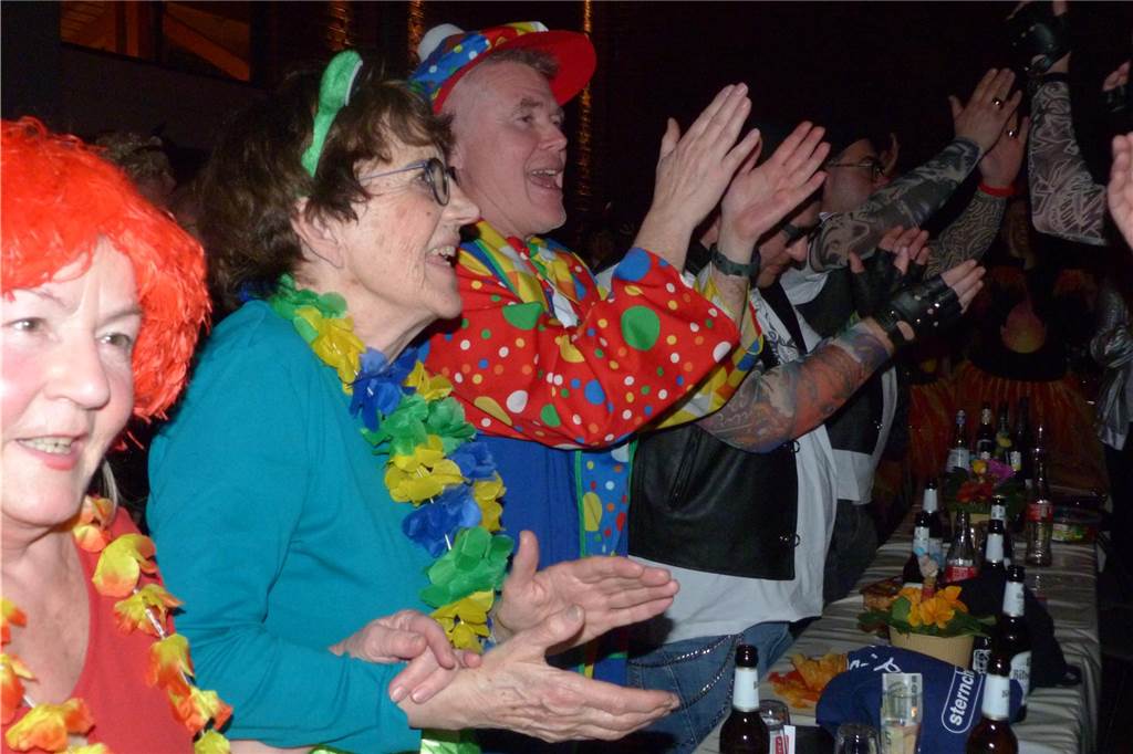 Beste Stimmung auf der Bühne und im Saal beim Pfarrkarneval in Olfen.