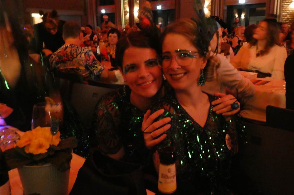 Beste Stimmung auf der Bühne und im Saal beim Pfarrkarneval in Olfen.