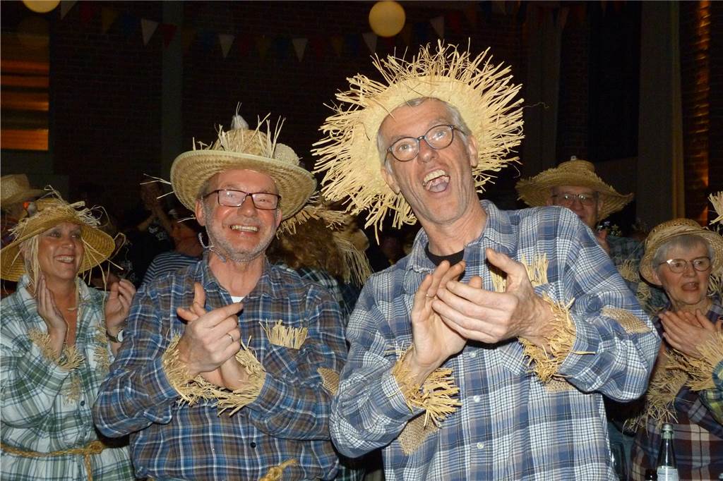 Beste Stimmung auf der Bühne und im Saal beim Pfarrkarneval in Olfen.