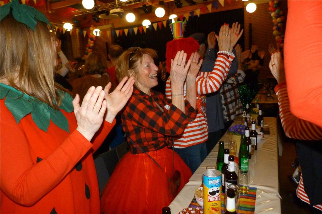 Beste Stimmung auf der Bühne und im Saal beim Pfarrkarneval in Olfen.
