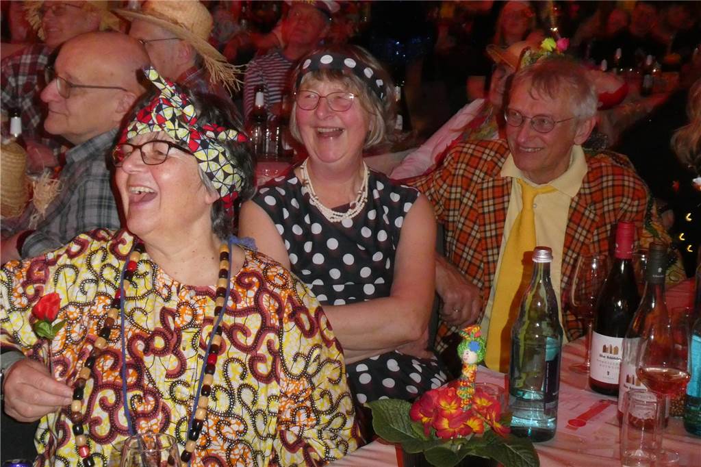 Beste Stimmung auf der Bühne und im Saal beim Pfarrkarneval in Olfen.