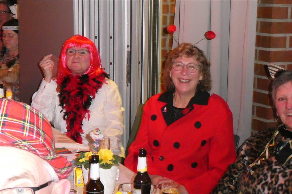 Beste Stimmung auf der Bühne und im Saal beim Pfarrkarneval in Olfen.