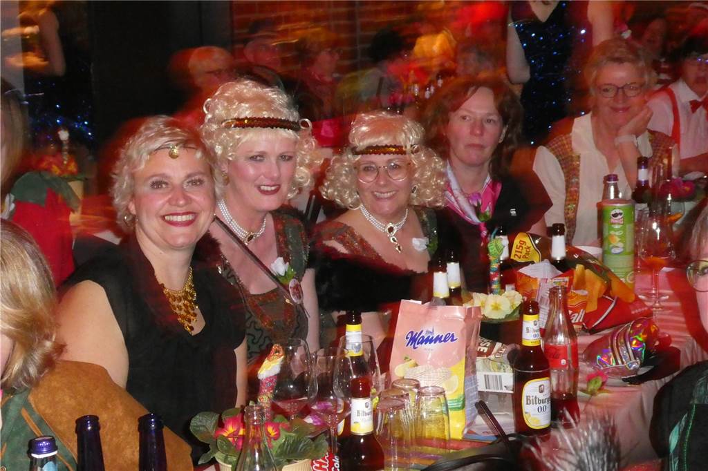 Beste Stimmung auf der Bühne und im Saal beim Pfarrkarneval in Olfen.