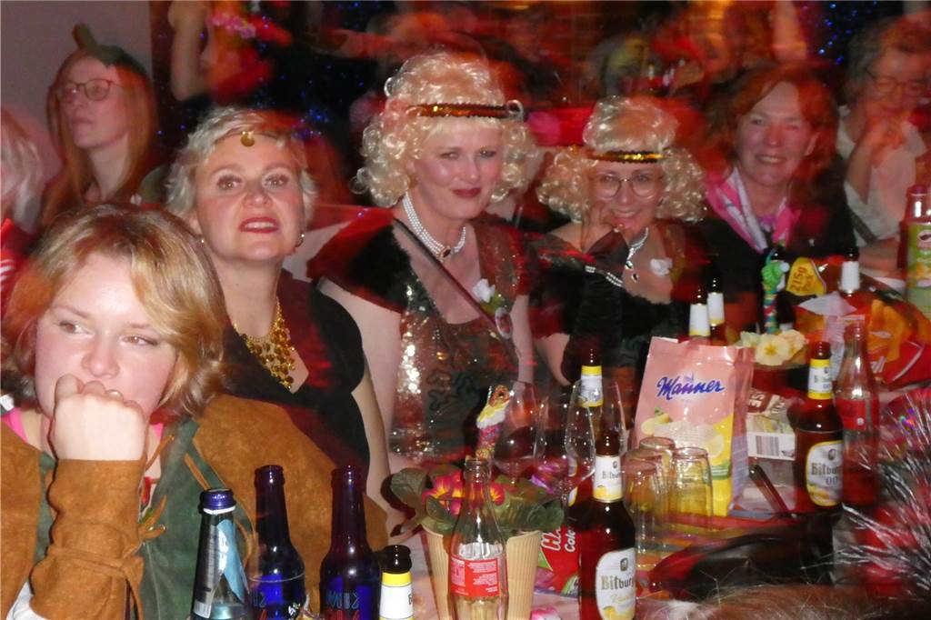Beste Stimmung auf der Bühne und im Saal beim Pfarrkarneval in Olfen.