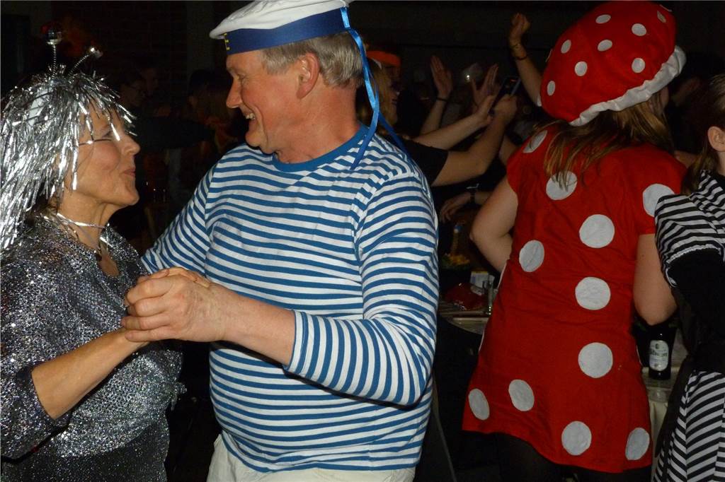 Beste Stimmung auf der Bühne und im Saal beim Pfarrkarneval in Olfen.