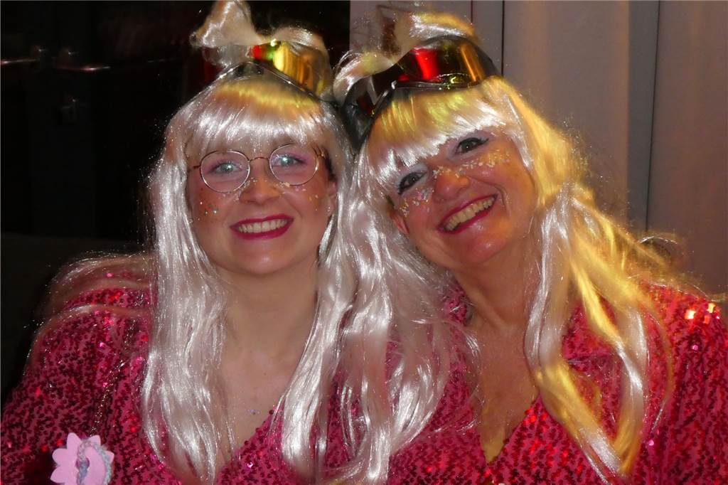 Beste Stimmung auf der Bühne und im Saal beim Pfarrkarneval in Olfen.