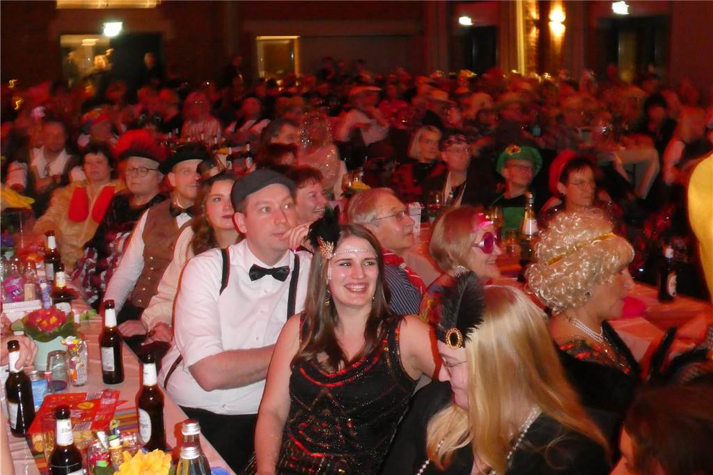 Beste Stimmung auf der Bühne und im Saal beim Pfarrkarneval in Olfen.