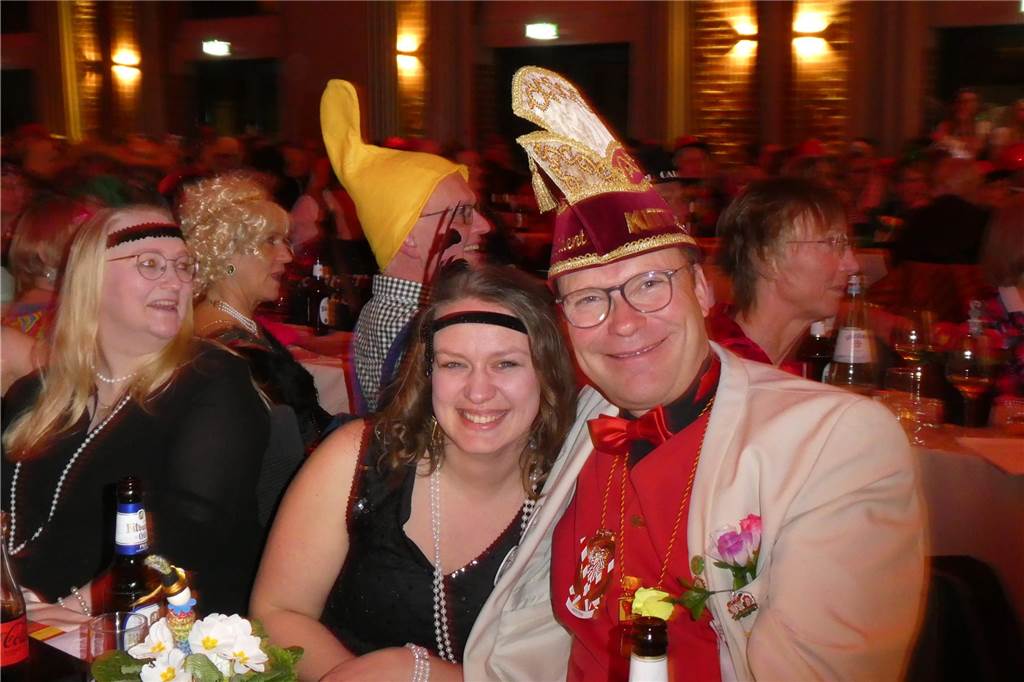 Beste Stimmung auf der Bühne und im Saal beim Pfarrkarneval in Olfen.