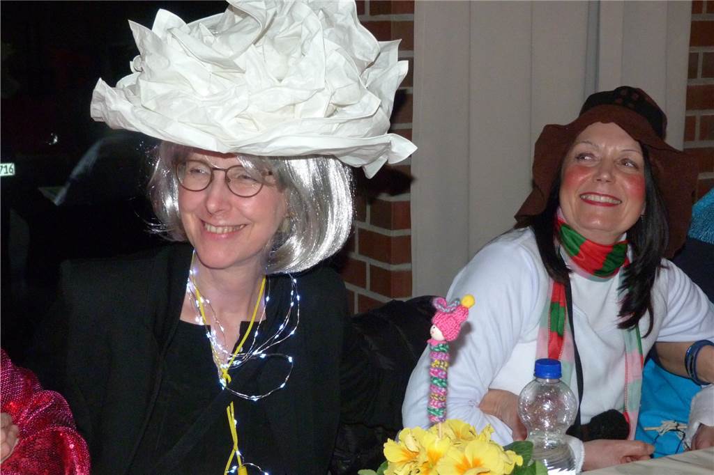 Beste Stimmung auf der Bühne und im Saal beim Pfarrkarneval in Olfen.
