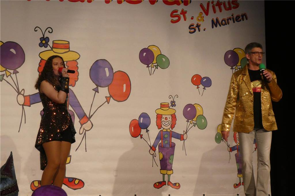 Beste Stimmung auf der Bühne und im Saal beim Pfarrkarneval in Olfen.