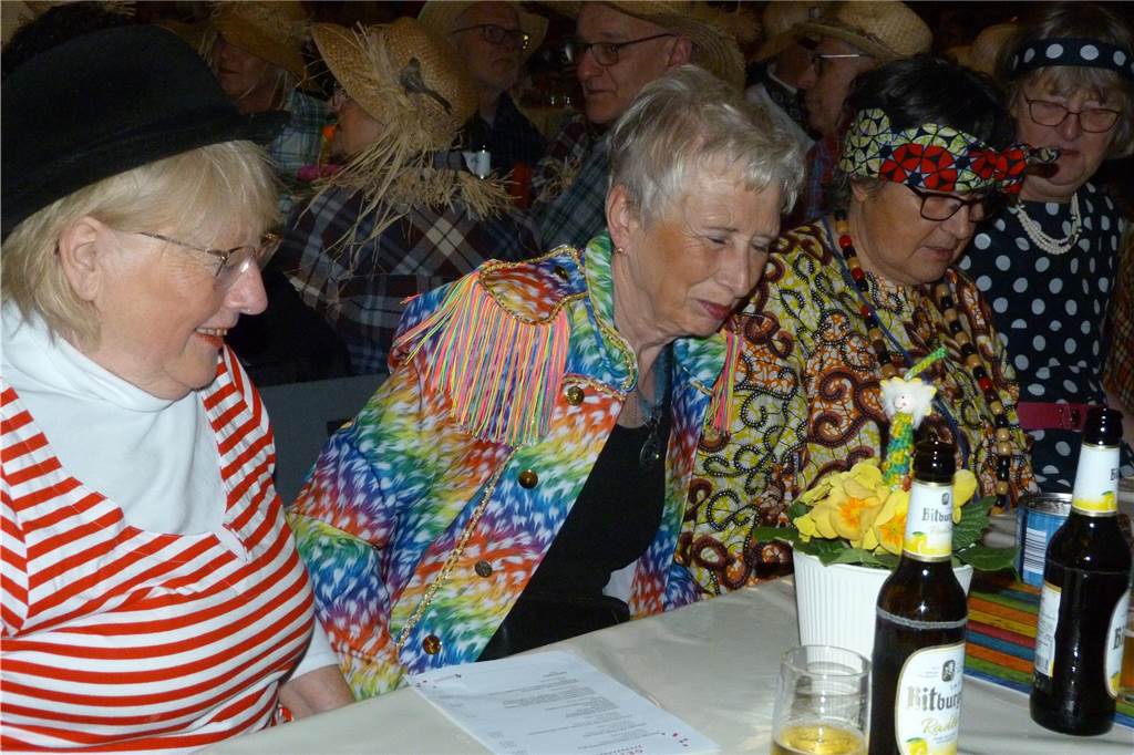 Beste Stimmung auf der Bühne und im Saal beim Pfarrkarneval in Olfen.