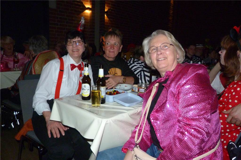 Beste Stimmung auf der Bühne und im Saal beim Pfarrkarneval in Olfen.