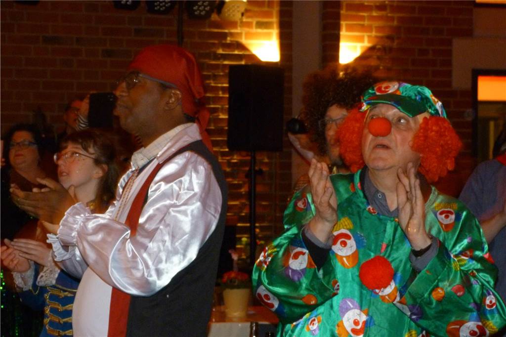 Beste Stimmung auf der Bühne und im Saal beim Pfarrkarneval in Olfen.