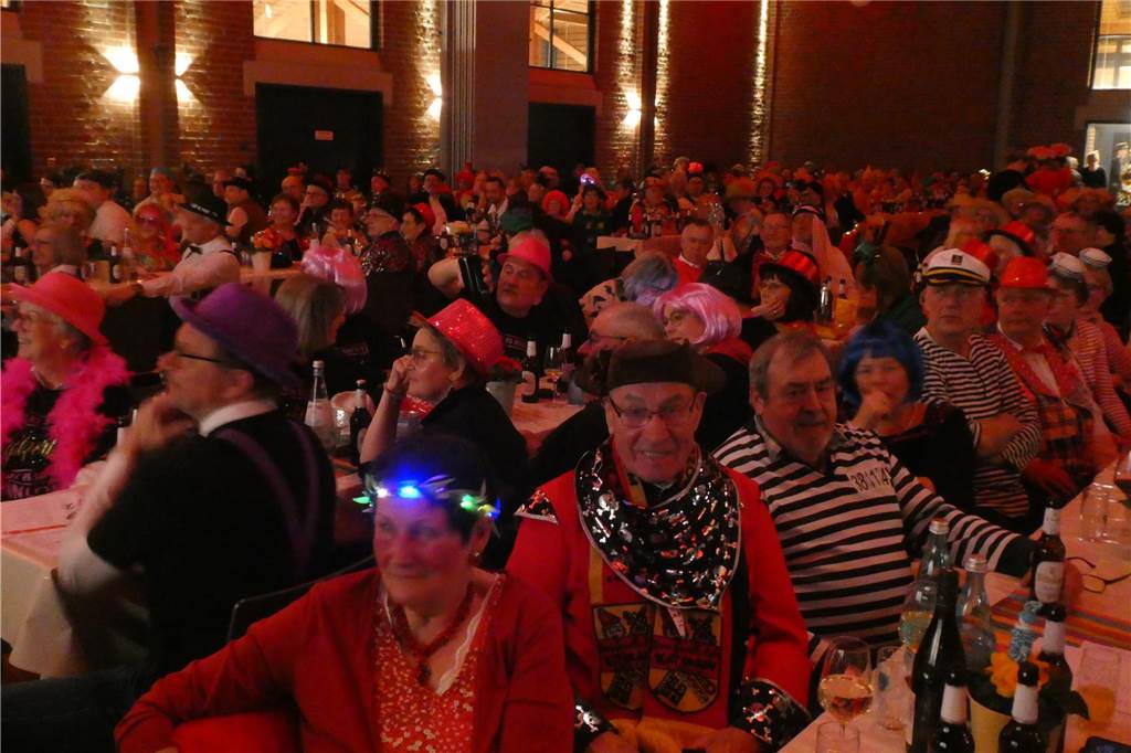 Beste Stimmung auf der Bühne und im Saal beim Pfarrkarneval in Olfen.