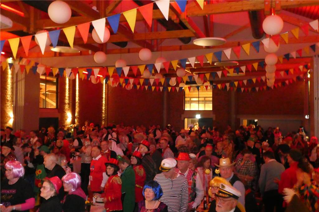 Beste Stimmung auf der Bühne und im Saal beim Pfarrkarneval in Olfen.