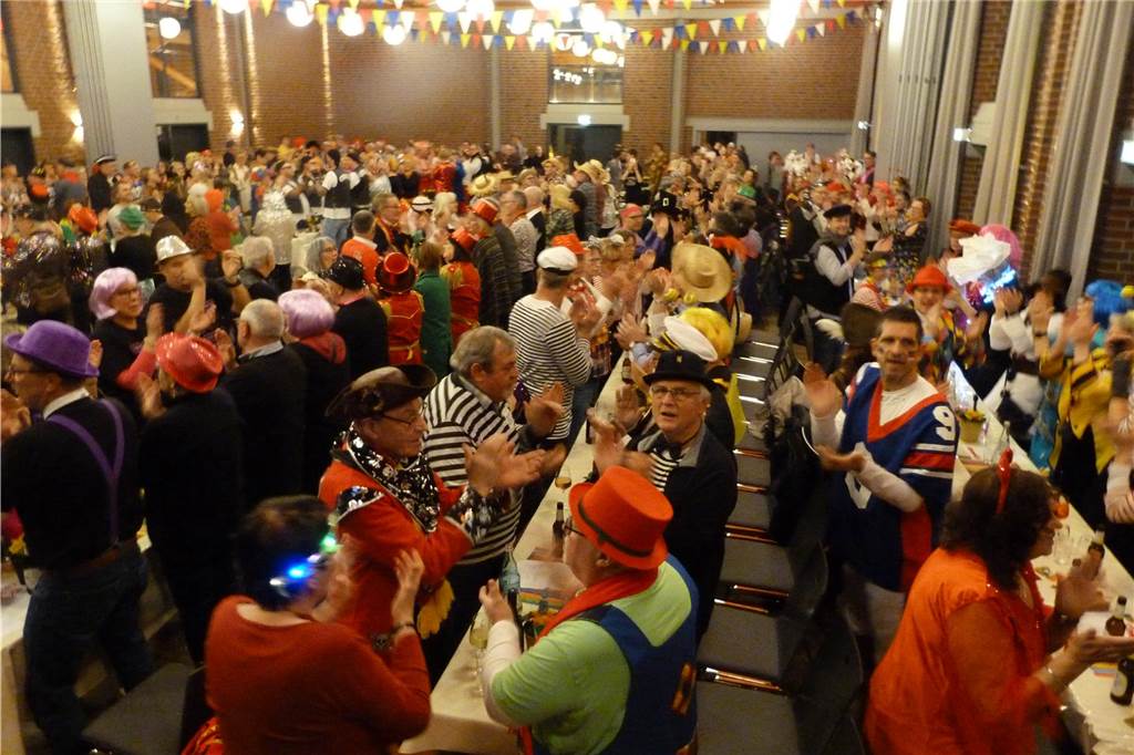 Beste Stimmung auf der Bühne und im Saal beim Pfarrkarneval in Olfen.