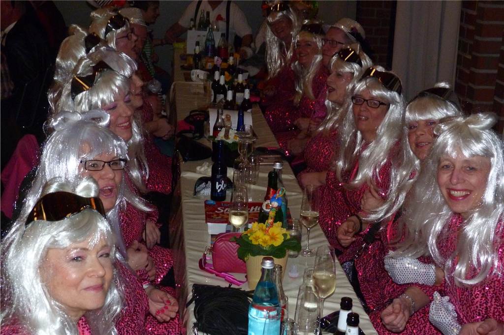 Beste Stimmung auf der Bühne und im Saal beim Pfarrkarneval in Olfen.