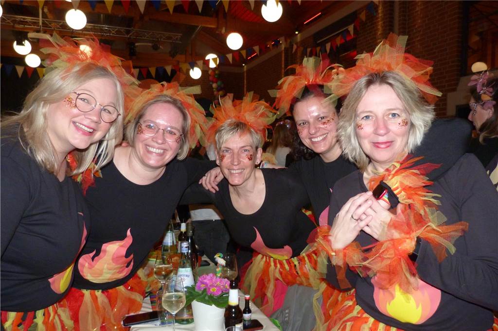 Beste Stimmung auf der Bühne und im Saal beim Pfarrkarneval in Olfen.