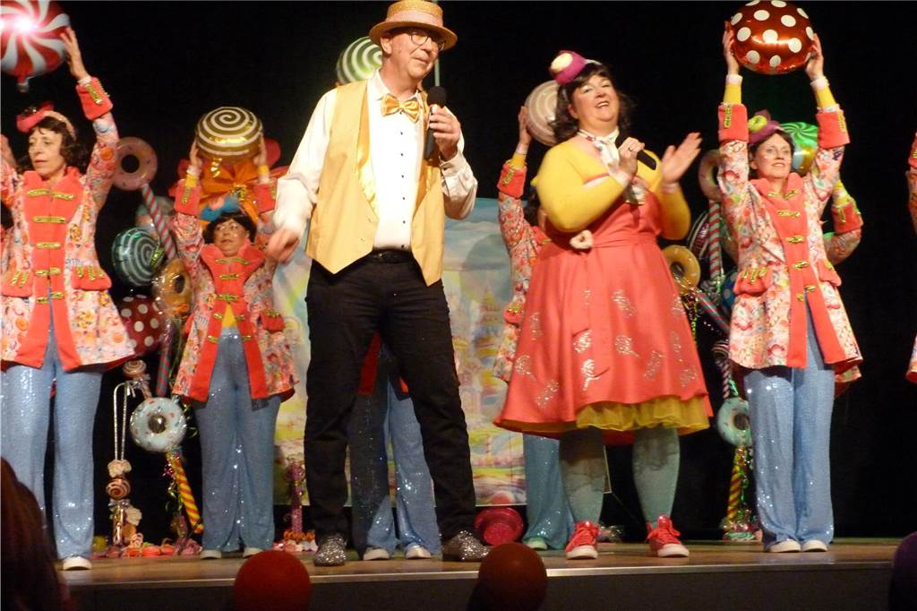 Beste Stimmung auf der Bühne und im Saal beim Pfarrkarneval in Olfen.