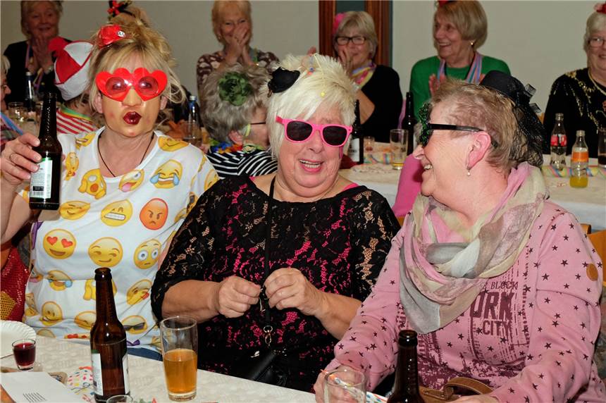 Mit Fotostrecke: KFD St. Agatha feiert ausgelassen Frauenkarneval Beste Stimmung beim Karneval der KFD St. Agatha.