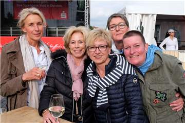 Beste Stimmung herrschte beim "Sundowner" auf dem Platz der Deutschen Einheit.