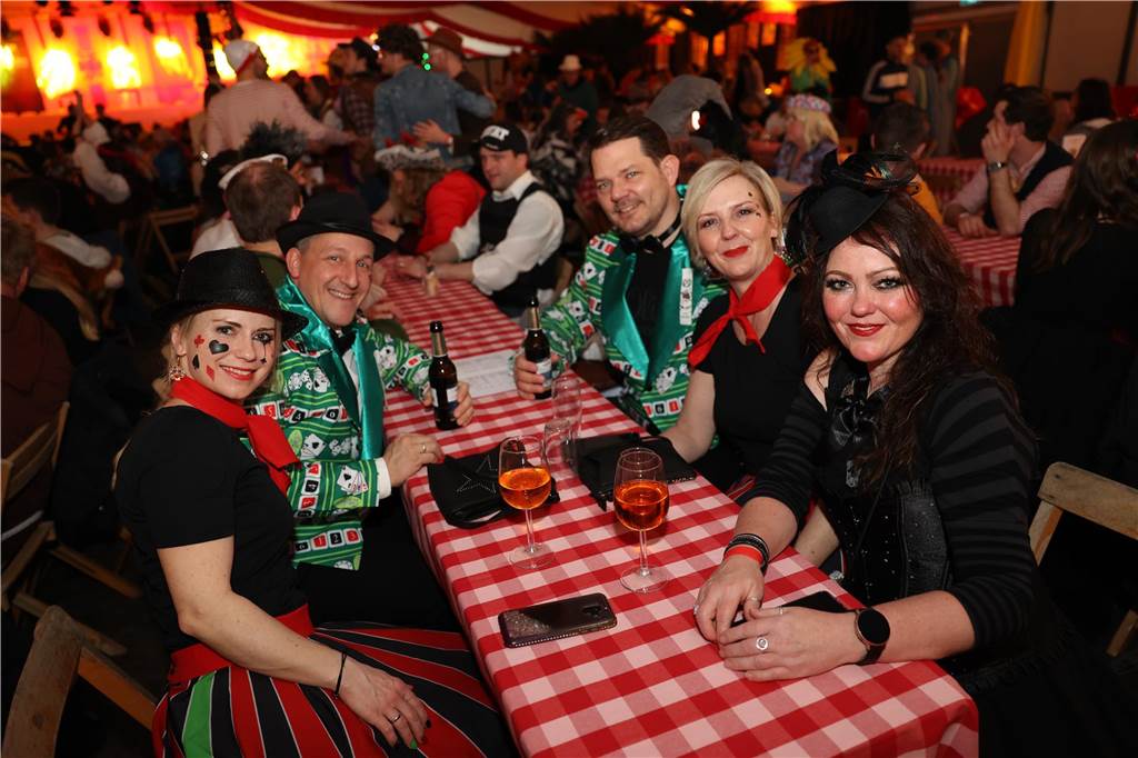 Beste Stimmung, Tänze, Party: Beim Großen Prinzenball am Sonntag (19. Februar) im Zelt an der Stadthalle ging es hoch her.
