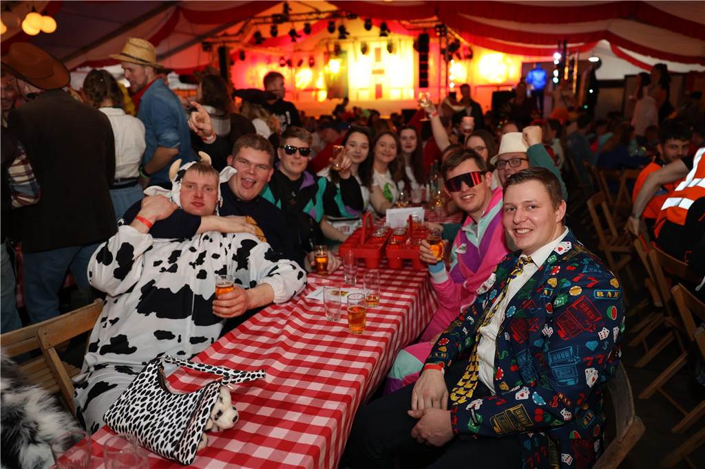 Beste Stimmung, Tänze, Party: Beim Großen Prinzenball am Sonntag (19. Februar) im Zelt an der Stadthalle ging es hoch her.