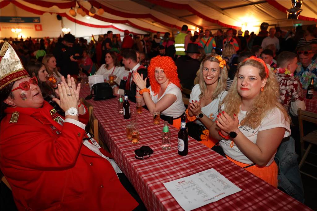 Beste Stimmung, Tänze, Party: Beim Großen Prinzenball am Sonntag (19. Februar) im Zelt an der Stadthalle ging es hoch her.
