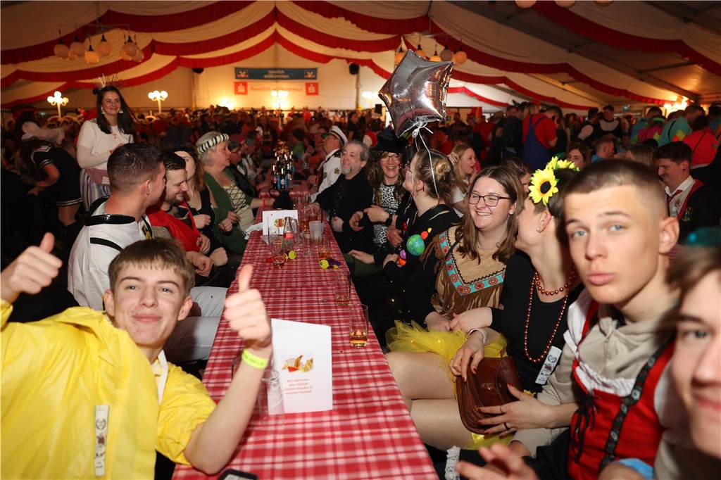 Beste Stimmung, Tänze, Party: Beim Großen Prinzenball am Sonntag (19. Februar) im Zelt an der Stadthalle ging es hoch her.
