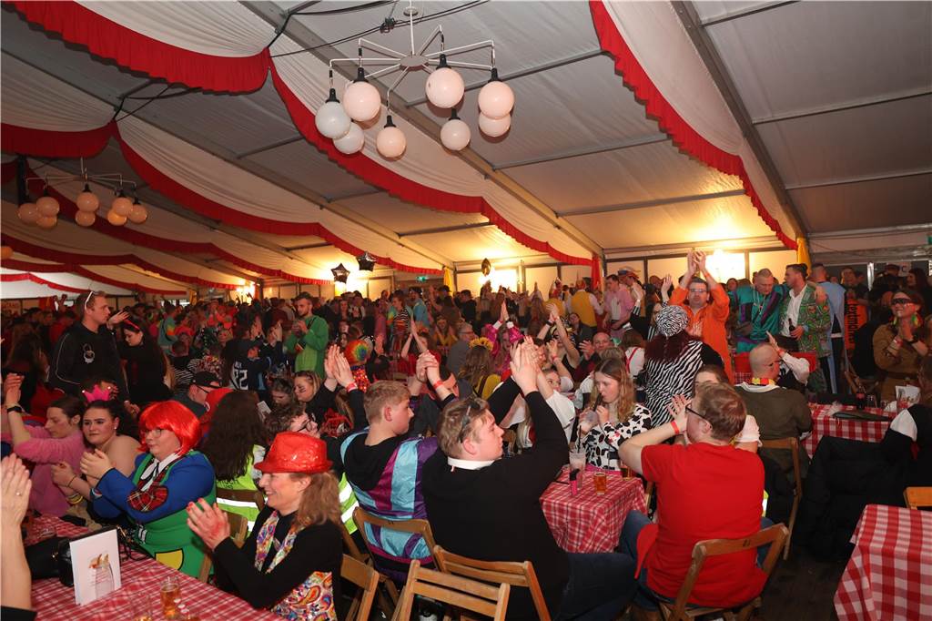 Beste Stimmung, Tänze, Party: Beim Großen Prinzenball am Sonntag (19. Februar) im Zelt an der Stadthalle ging es hoch her.